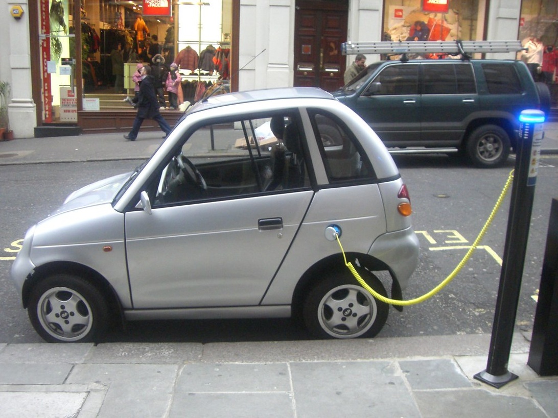Ett diagram som visar hur Nissans e-Bio Fuel-Cell-teknik omvandlar etanol till elektricitet.